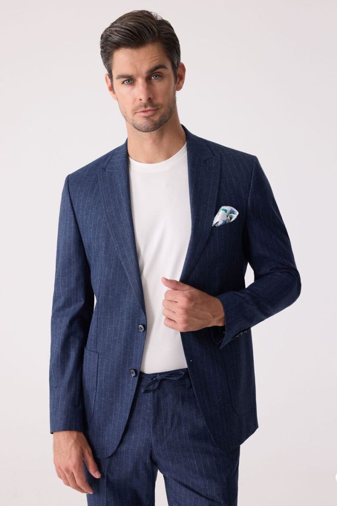 Mavi çizgili slim fit jogger takım elbise — beyaz ve bej ile kombin